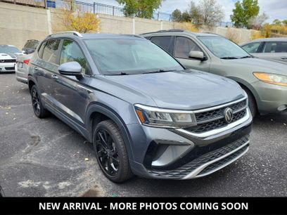 Used 2022 Volkswagen Taos SE w/ Panoramic Sunroof Package