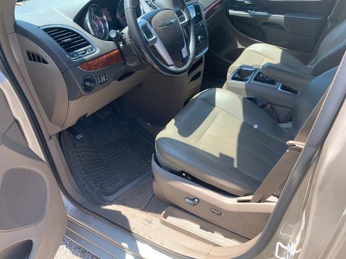 Used 2015 Chrysler Town & Country Touring-L w/ Driver Convenience Group FWD image 8