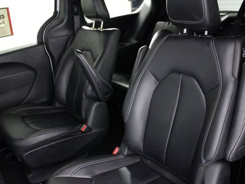 Used 2024 Chrysler Pacifica Limited FWD image 20