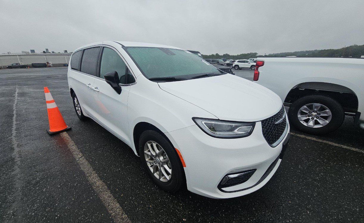 Used 2026 Chrysler Pacifica Select FWD image 2