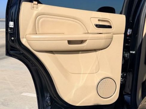 Used 2012 Cadillac Escalade Luxury image 15