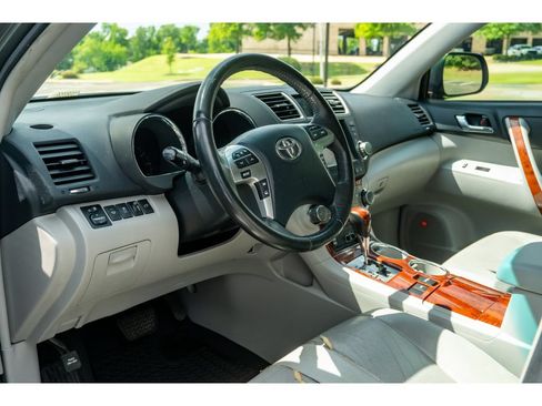 Used 2012 Toyota Highlander Limited w/ Tow Pkg FWD image 9