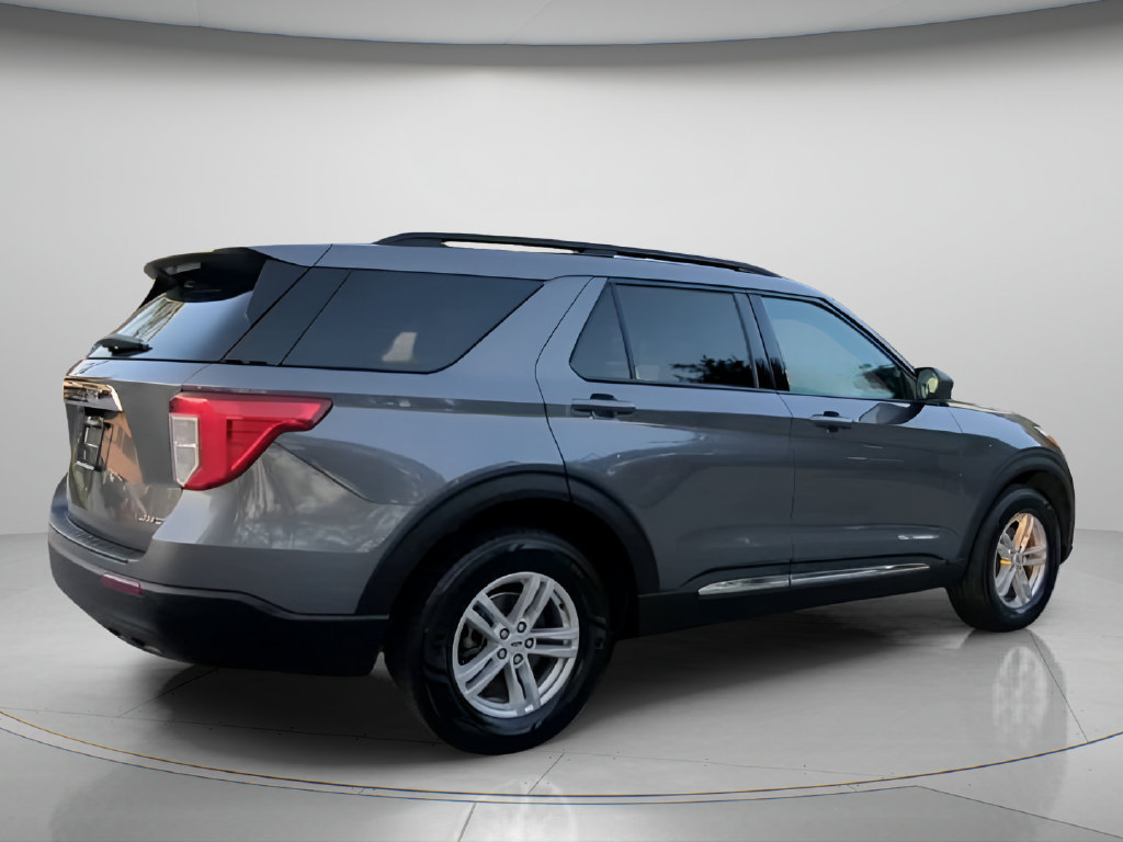 Used 2023 Ford Explorer XLT AWD/4WD image 32
