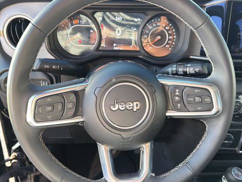 Used 2025 Jeep Wrangler Unlimited Sahara AWD/4WD image 19