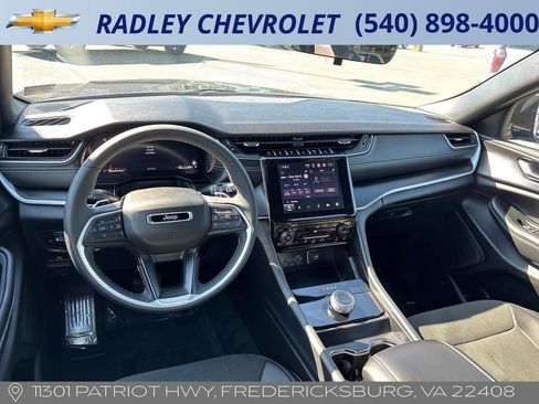 Used 2025 Jeep Grand Cherokee Altitude AWD/4WD image 14