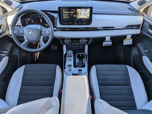 New 2025 Mitsubishi Outlander SE image 28