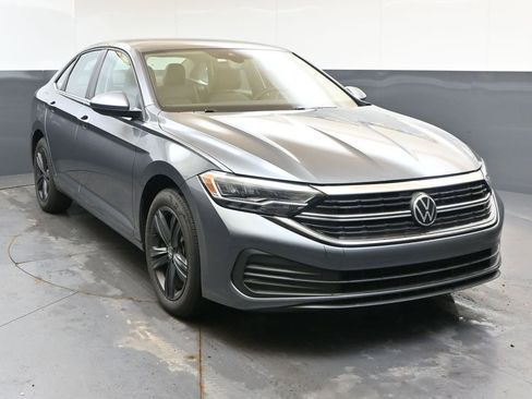 Used 2023 Volkswagen Jetta SE w/ Black Wheel Package image 8