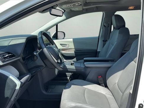 Used 2023 Toyota Sienna XLE FWD image 15