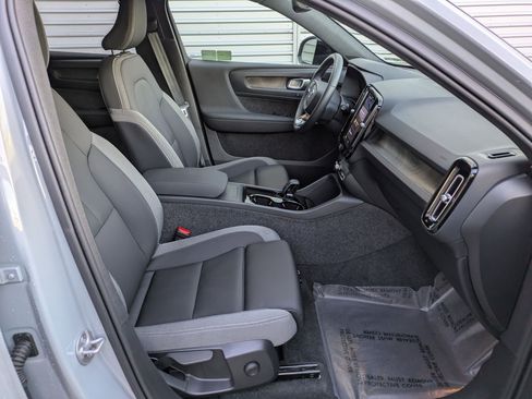 Used 2025 Volvo EX40 Core w/ Climate Package image 29