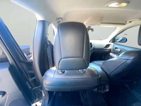 Used 2018 Jeep Cherokee Overland AWD/4WD image 27