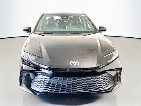 Used 2025 Toyota Camry SE FWD image 2