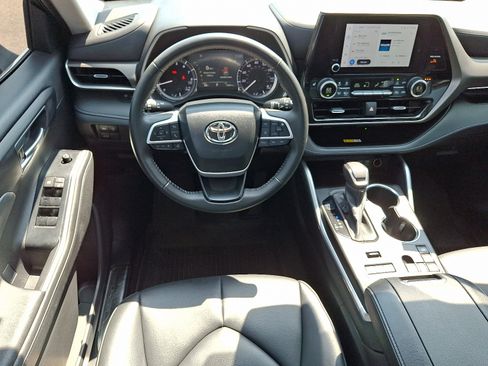 Used 2023 Toyota Highlander XLE AWD/4WD image 12