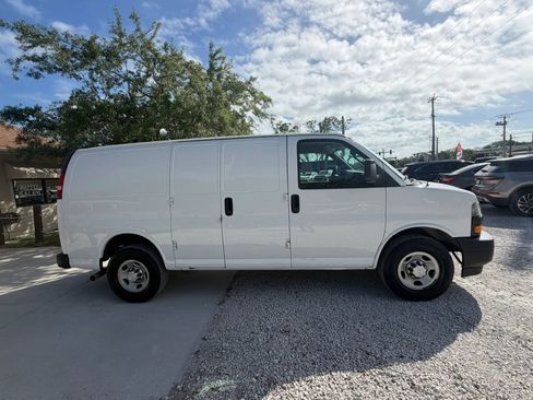 Used 2018 Chevrolet Express 2500 RWD image 3