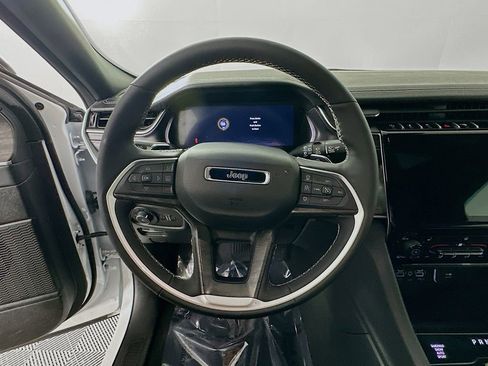 Certified 2025 Jeep Grand Cherokee Limited AWD/4WD image 18