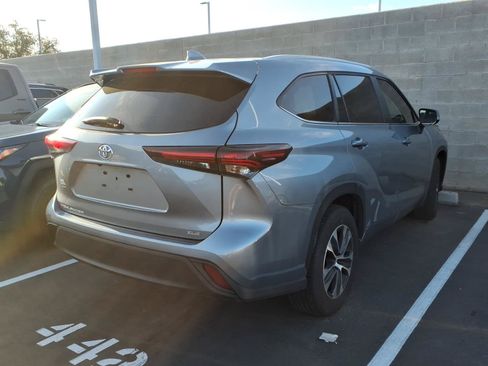 Used 2024 Toyota Highlander XLE FWD image 4