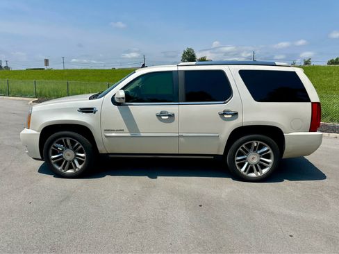 Used 2012 Cadillac Escalade Platinum RWD image 8