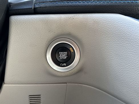 Used 2021 Chrysler Pacifica Touring-L FWD image 21