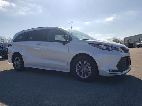 Used 2024 Toyota Sienna XLE image 3