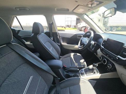 Used 2024 Hyundai Venue Limited FWD image 8