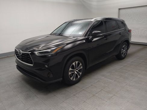 Used 2021 Toyota Highlander XLE FWD image 2