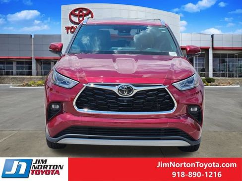 Used 2021 Toyota Highlander Platinum AWD/4WD image 2