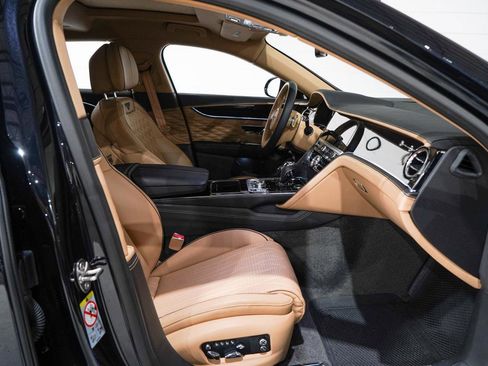 Used 2022 Bentley Flying Spur V8 image 16