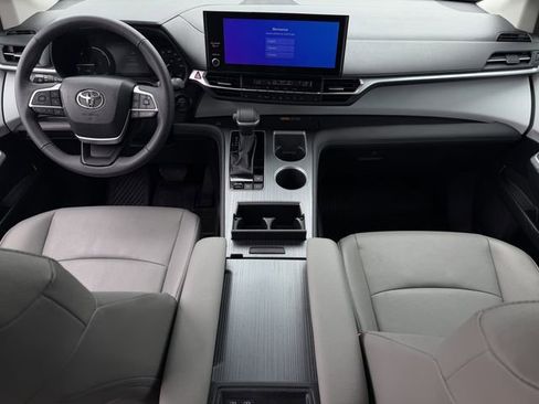 Used 2025 Toyota Sienna XLE image 11