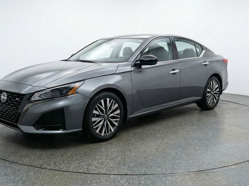 Used 2025 Nissan Altima 2.5 SV image 3