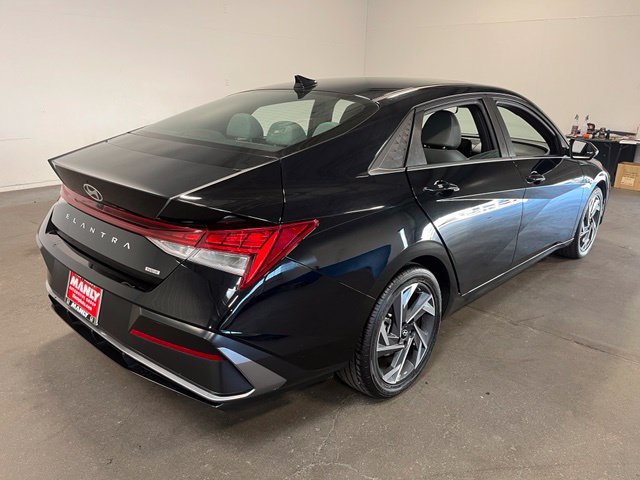 Used 2025 Hyundai Elantra Limited FWD image 3