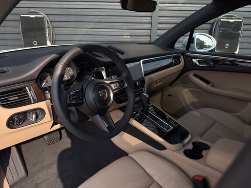 Certified 2025 Porsche Macan AWD/4WD image 4