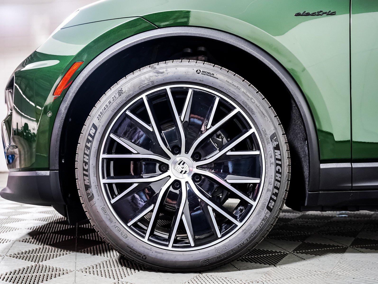 Certified 2025 Porsche Macan 4 Electric AWD/4WD image 13
