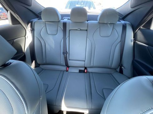 Used 2025 Hyundai Elantra Limited image 38