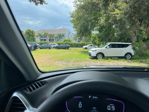 Used 2025 Kia Soul LX w/ LX Technology Package FWD image 27