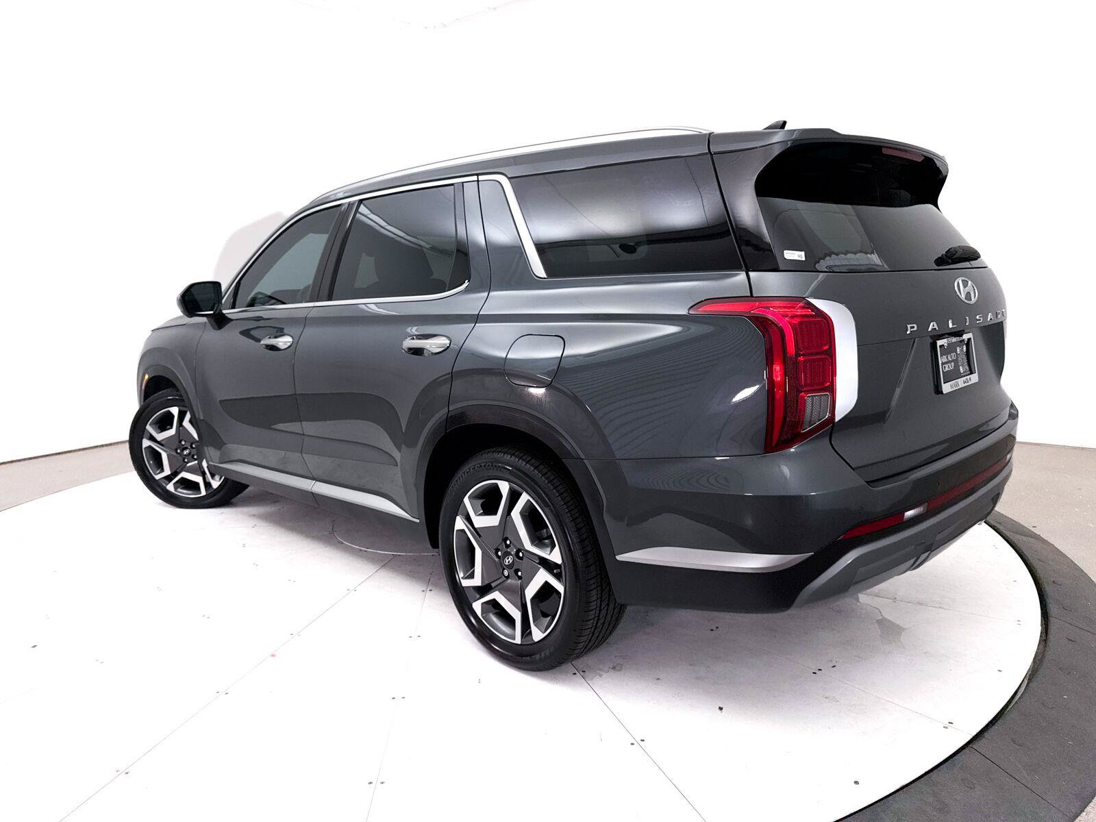 Used 2024 Hyundai Palisade SEL w/ Premium Package FWD image 2