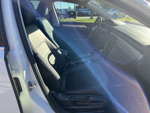 Used 2020 Volkswagen Passat 2.0T SE image 28