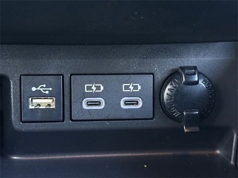 Used 2023 Toyota Highlander XLE image 23