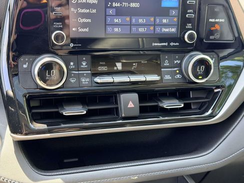 Used 2022 Toyota Highlander XLE AWD/4WD image 5