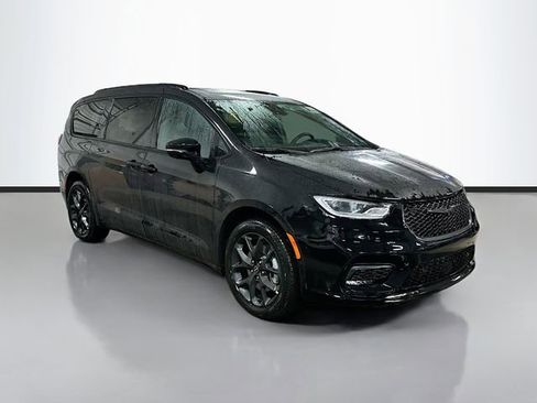 New 2026 Chrysler Pacifica Select w/ S Appearance Package image 3