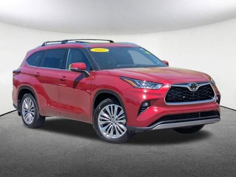 Used 2025 Toyota Highlander Platinum AWD/4WD image 2