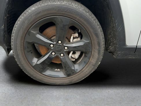 Used 2023 Jeep Grand Cherokee L Limited w/ Black Appearance Package image 9