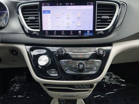 Used 2024 Chrysler Pacifica Touring-L image 3