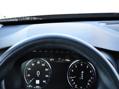 Certified 2022 Volvo XC90 T6 Momentum w/ Climate Package image 18