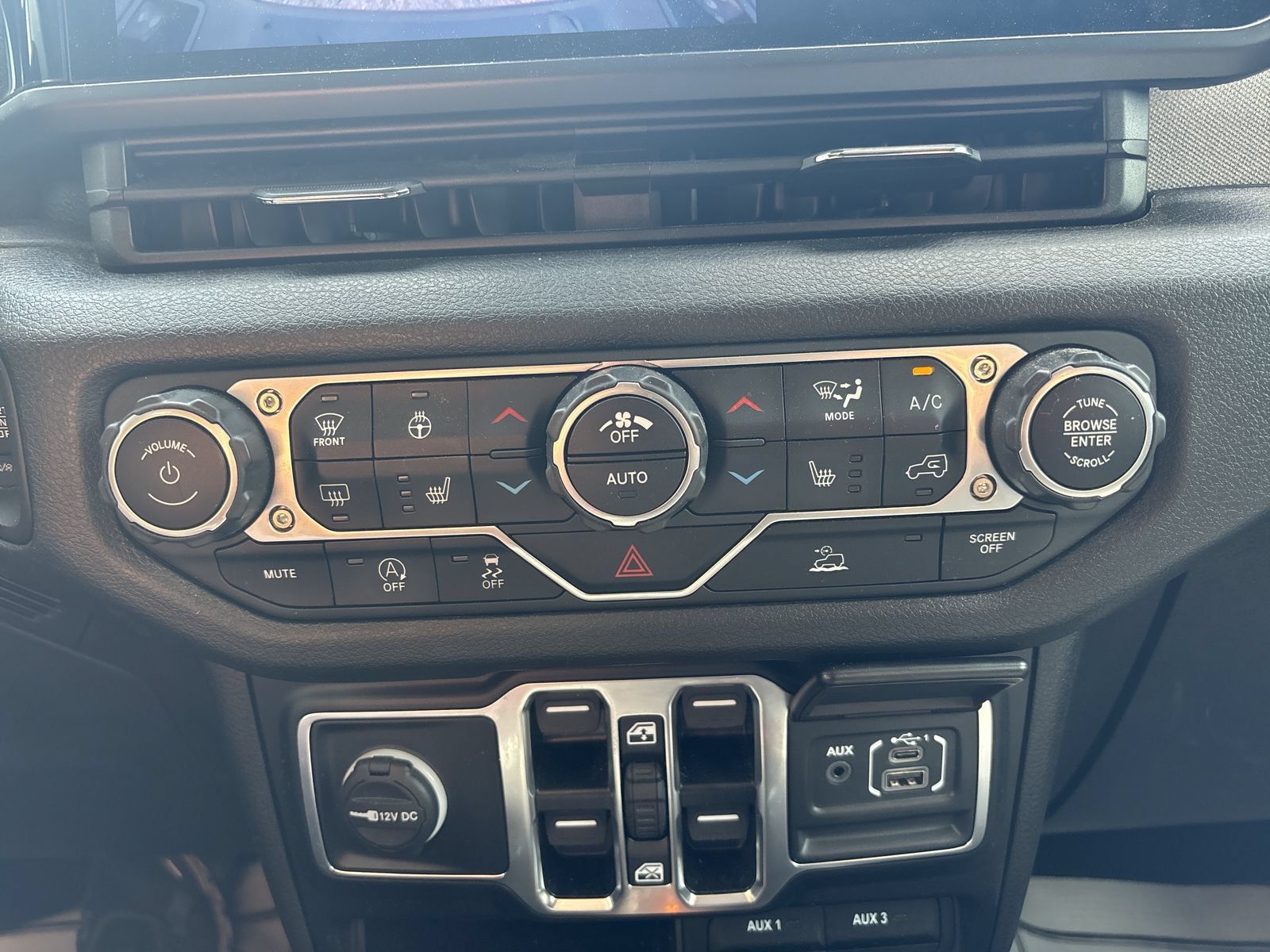 Used 2024 Jeep Gladiator Sport AWD/4WD image 21