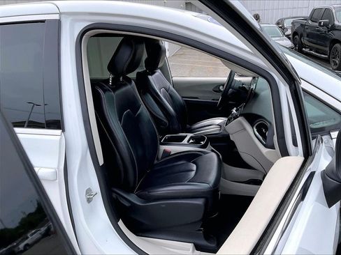 Used 2023 Chrysler Pacifica Touring-L FWD image 11