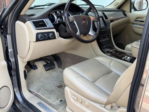 Used 2012 Cadillac Escalade 4WD Hybrid image 15
