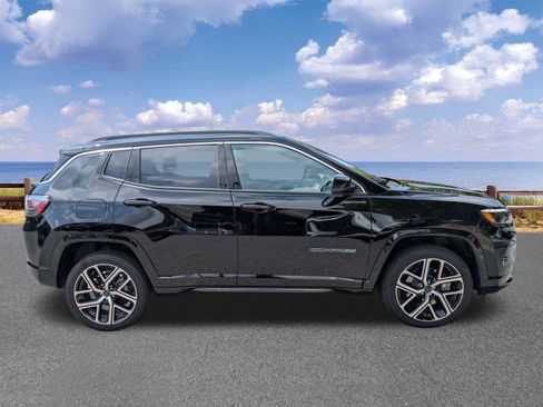 Certified 2025 Jeep Compass Limited w/ Elite Group AWD/4WD image 9