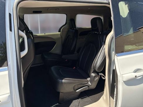 Used 2023 Chrysler Pacifica Touring-L FWD image 15