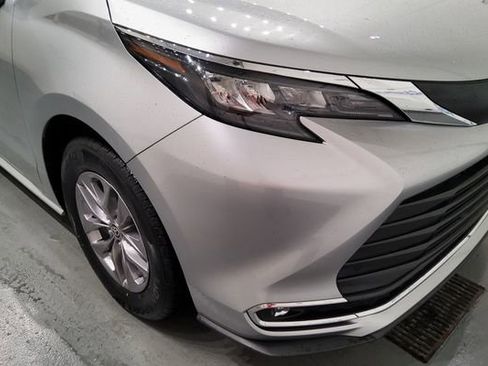Used 2024 Toyota Sienna XLE FWD image 7