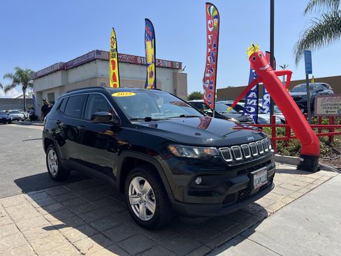 Used 2022 Jeep Compass Latitude image 2