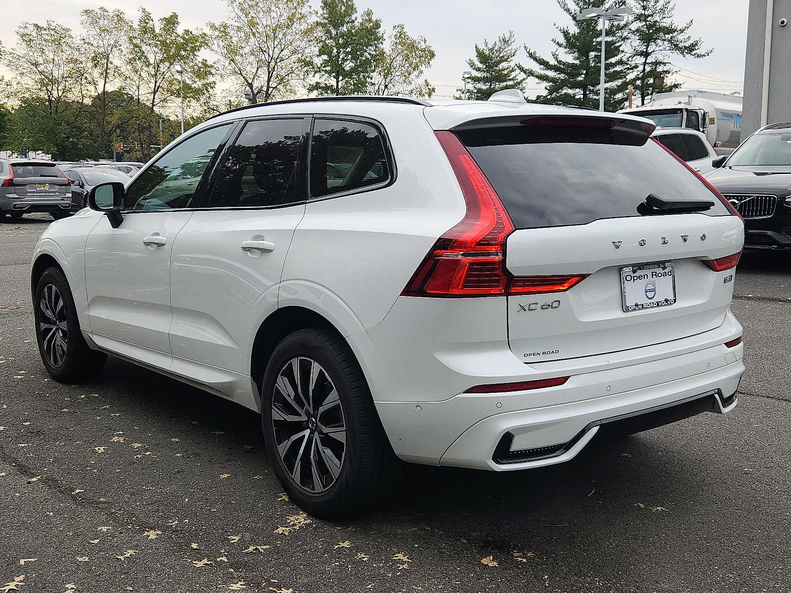 Used 2024 Volvo XC60 B5 Plus AWD/4WD image 4